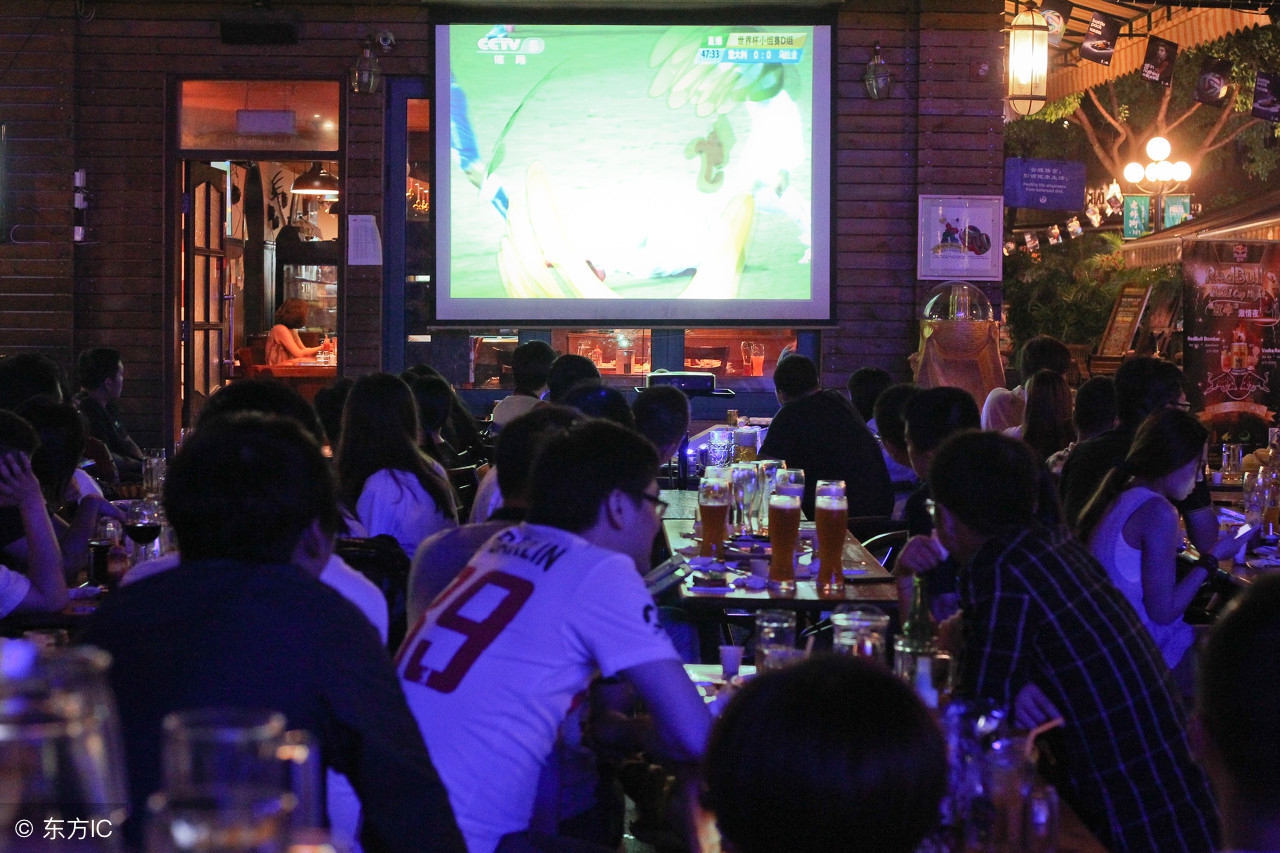 球迷熬夜看c罗沙特,球迷熬夜看球