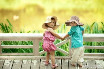 你代购了十几个包，我不帮你带回国就不是男人？