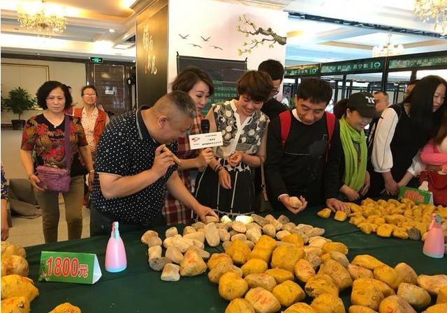 购买和田玉哪个平台最好,和田玉含其他矿物成分值得购买吗