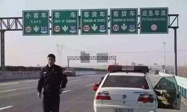 怎么判断摄像头是拍违章还是超速,摄像头如何闪才算违章