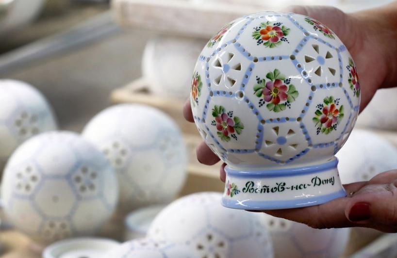 世界杯陶瓷纪念品,俄罗斯世界杯吉祥物摆件