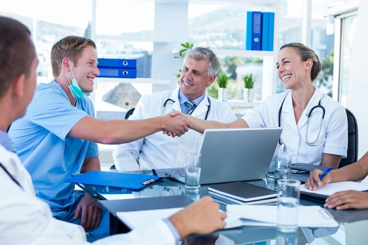 医疗机构的人员一直拖欠我们的赔偿,应该怎么做?