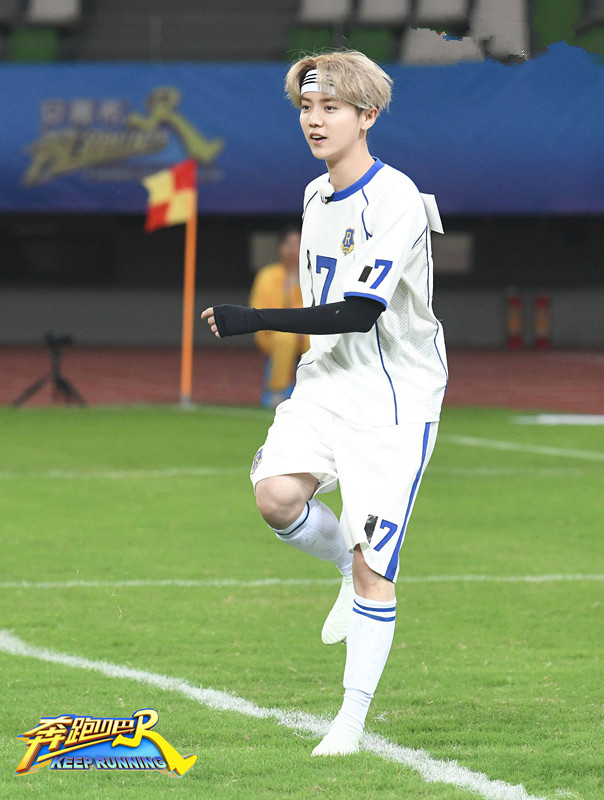 鹿晗奔跑吧踢球视频,奔跑吧鹿晗穿霸王龙夹克