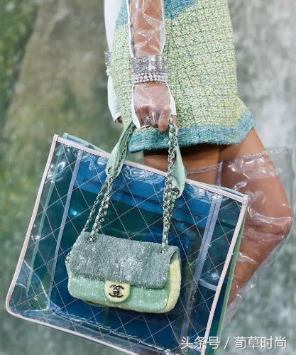 北方大妈洗澡堂专用包？PVC包包今年很“热”