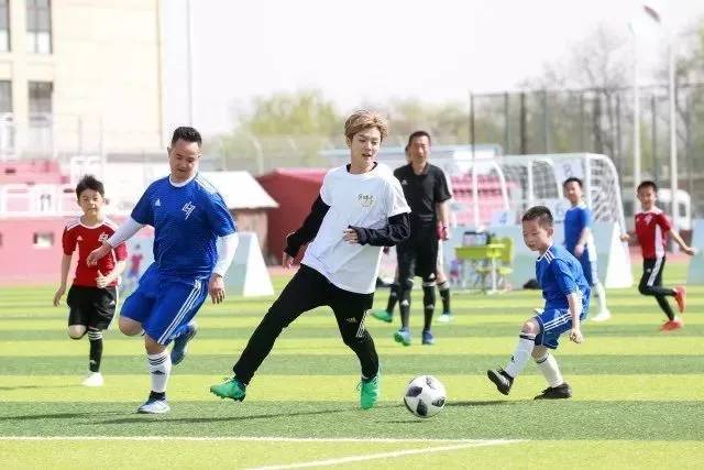 鹿晗倾情加盟6月2日超级企鹅杯