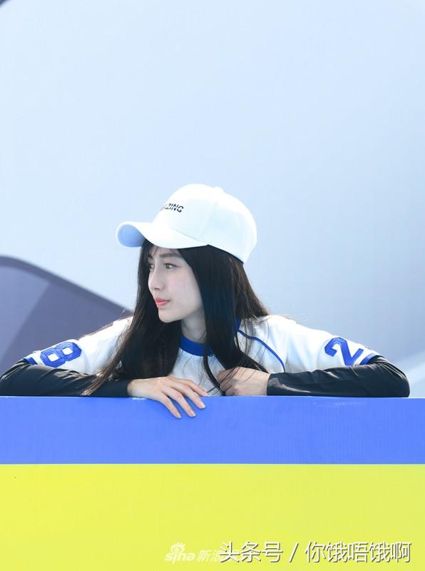 杨幂跑男踢足球照曝光,杨幂杨颖打游戏