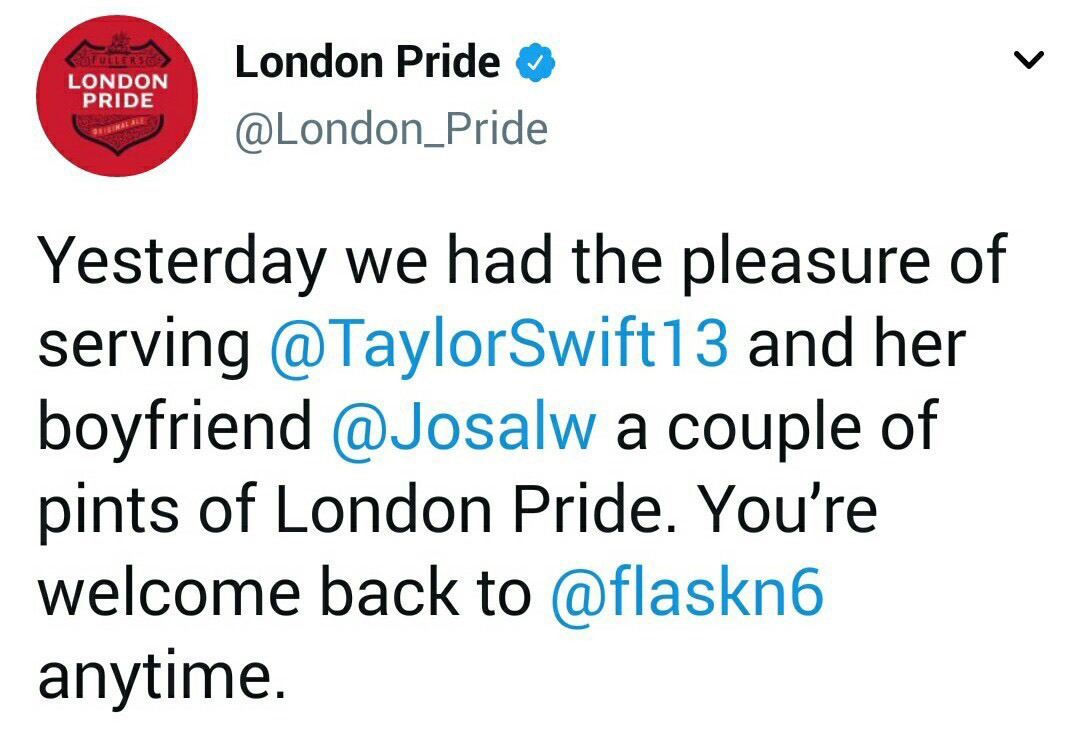 果然，霉霉还在英国，在酒吧霉霉与JOE共进午餐