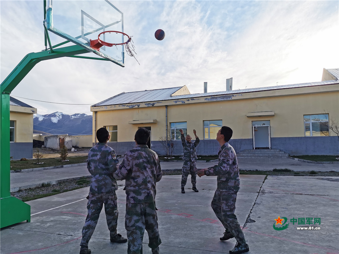 雪山见证，这是草原九班的“牧马青春”