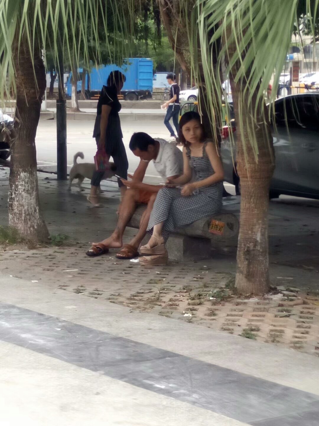 东莞长安，年轻人带着行李努力找工作，厂家给这样的工资努力招工