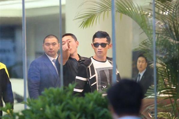 一双拖鞋六千，豪车名表数不清，张继科父亲问：这小子一年赚多少