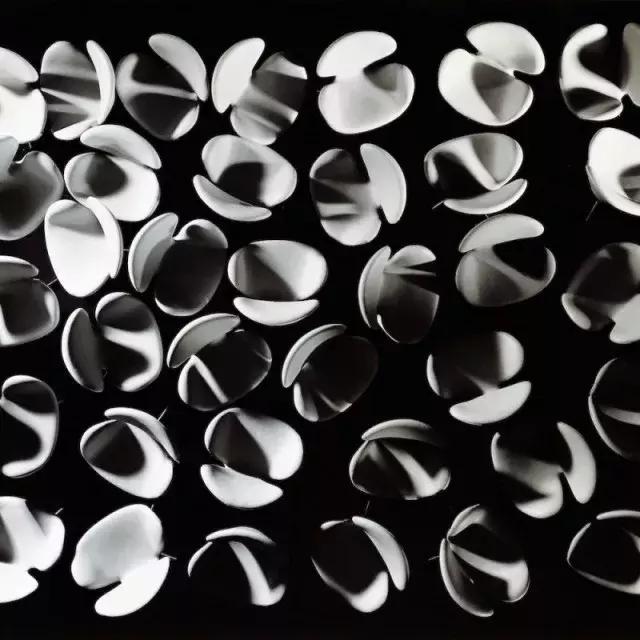 坐着六十年代椅子,小时候的椅子好怀旧