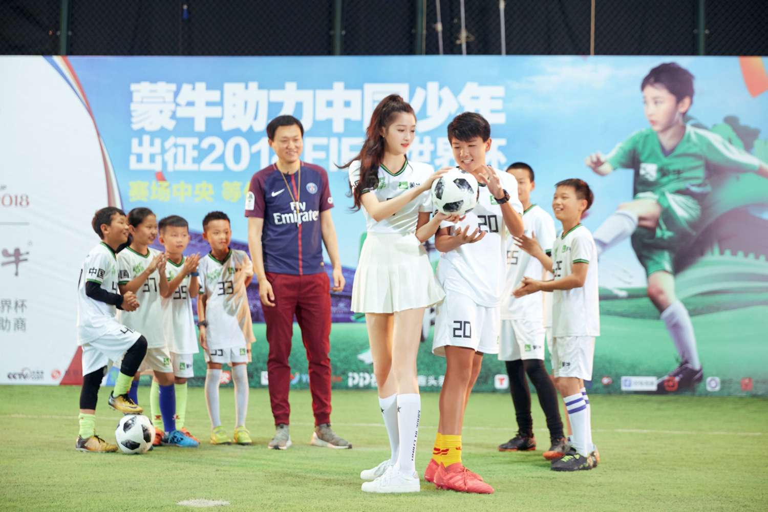 鹿晗关晓彤暗戳戳的秀恩爱,关晓彤踢足球视频