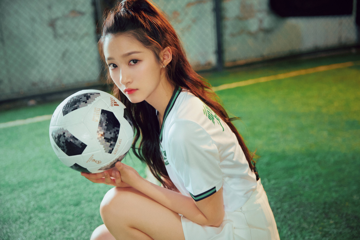 鹿晗关晓彤暗戳戳的秀恩爱,关晓彤踢足球视频