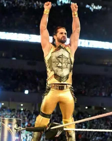 罗曼雷恩斯穿捍卫者防弹衣,wwe罗曼高光时刻