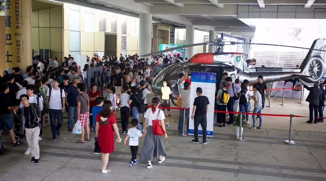 杭州人对未来的好奇心彻底爆发！10多万人在钱塘江边“看到未来”