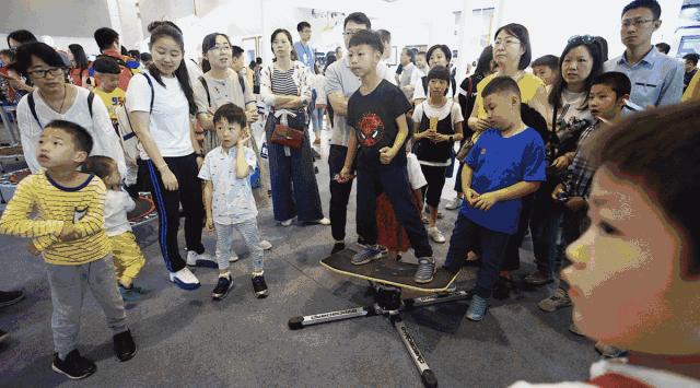 杭州人对未来的好奇心彻底爆发！10多万人在钱塘江边“看到未来”