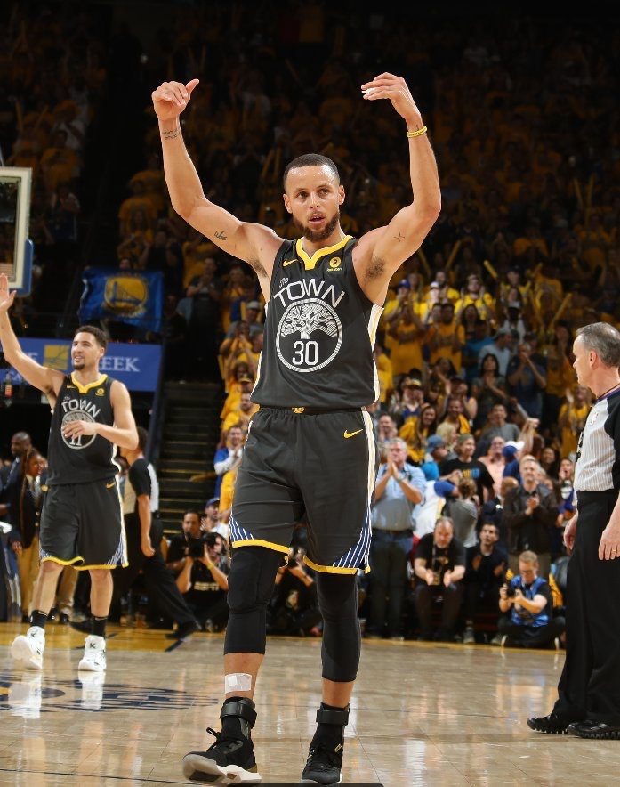 总决赛g2詹姆斯隔扣伊戈达拉,麦基跟库里总决赛