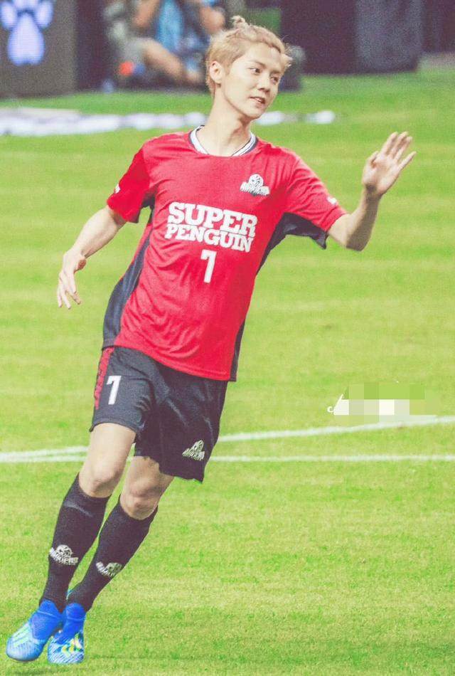 纤细长腿关晓彤图片,关晓彤出场大秀自己的长腿