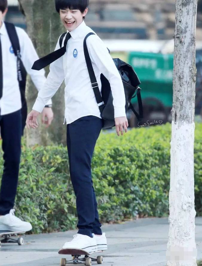 易烊千玺全能,易烊千玺一个动作涨粉