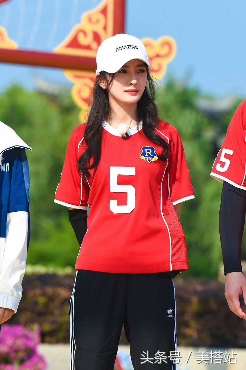 活力十足关晓彤化身足球宝贝,关晓彤化身足球宝贝助力世界杯