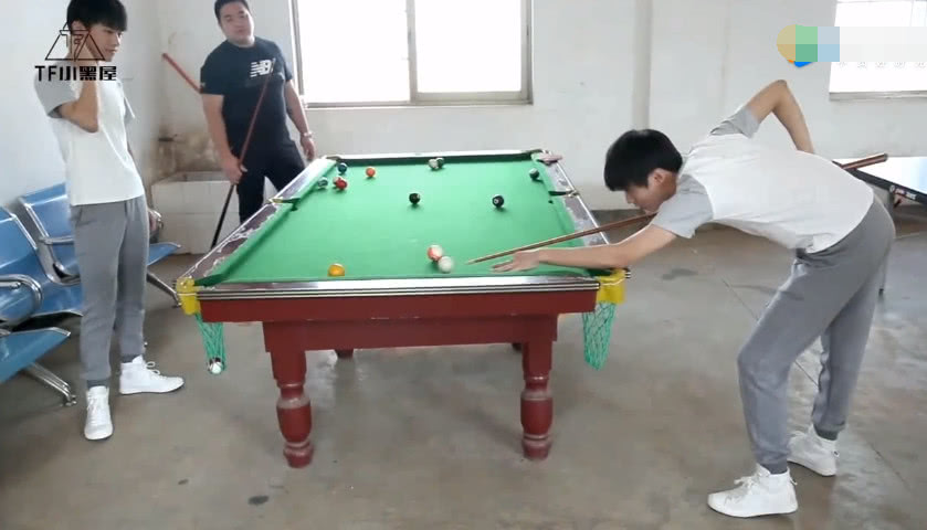 tfboys王俊凯王源易烊千玺走位,tfboys王俊凯跑调王源救场千玺笑