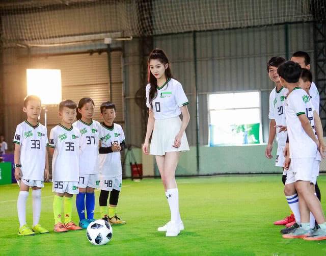 鹿晗关晓彤踢足球照片,关晓彤踢过足球后的照片