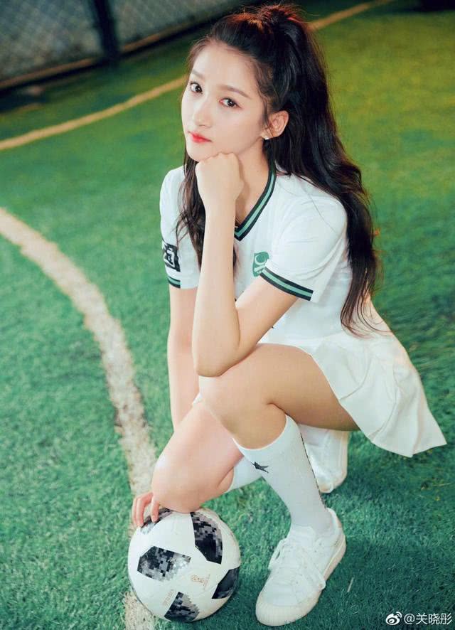 鹿晗关晓彤踢足球照片,关晓彤踢过足球后的照片