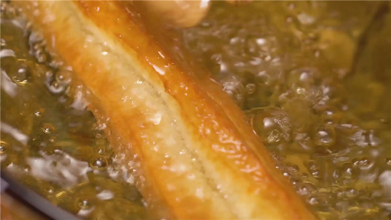 家常自制放心油条的做法视频,油条是怎么炸成的