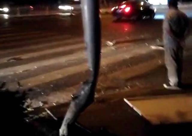 「辽宁老铁把车开的扣在路面」路灯杆都撞歪了