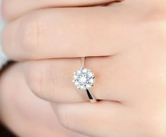 钻石恒久远，离婚还不还？婆婆怒吼：还我儿子40万钻戒！