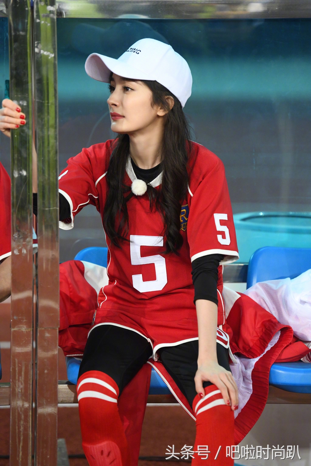 关晓彤踢足球变身美艳足球宝贝,杨幂baby穿成足球宝贝