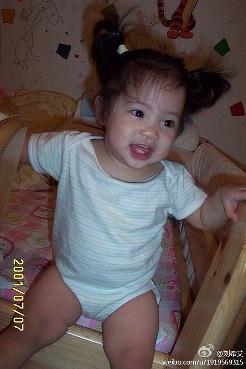 欧阳娜娜童年私照曝光,简直水蜜桃精转世,全身名牌这鞋太讲究了