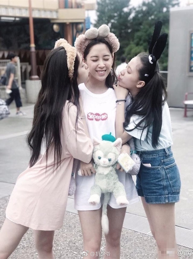 欧阳娜娜童年私照曝光,简直水蜜桃精转世,全身名牌这鞋太讲究了