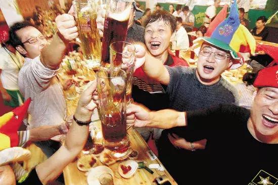 圣夏夜狂欢季｜音乐热舞、冰啤球赛全免费，欢乐夜场卡限量抢！