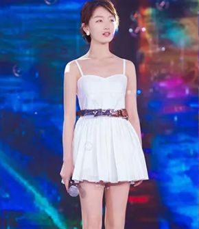 关晓彤穿百褶裙踢足球,关晓彤过膝靴穿搭