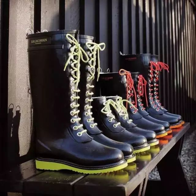 穿上雨鞋,下雨天穿雨鞋防水又好看时尚