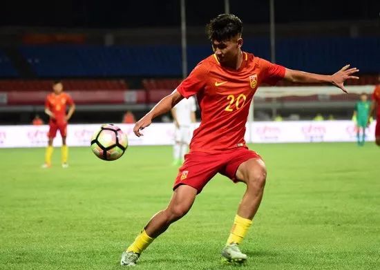 国外唱中国国歌激动到流泪,异国他乡唱国歌催泪视频