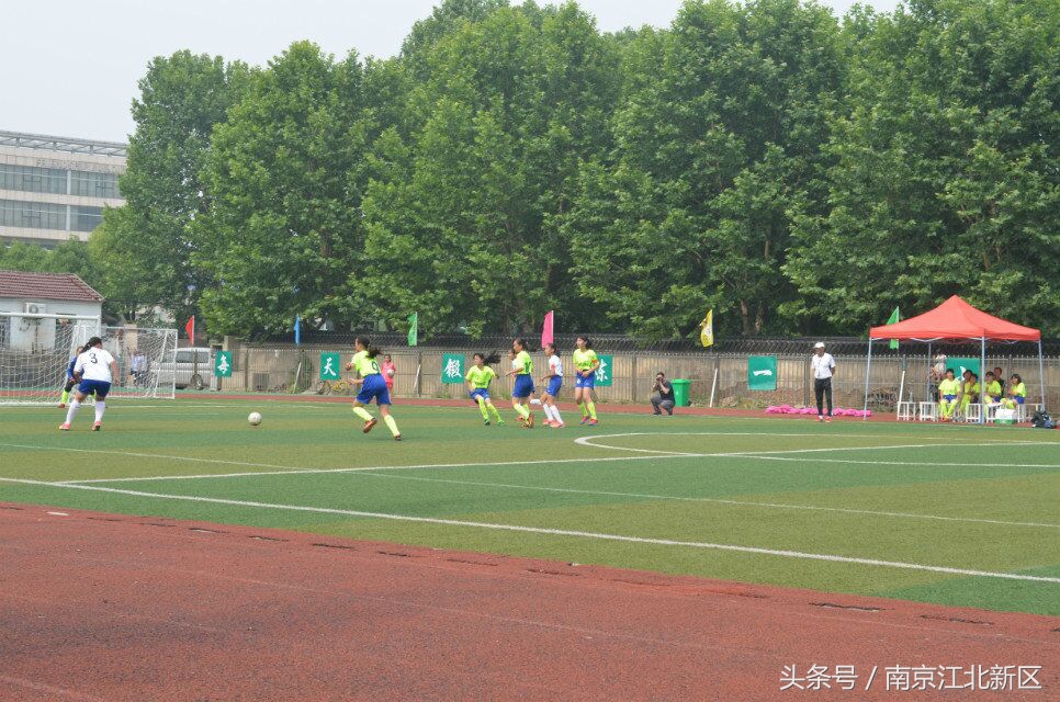 小小的足球装着美好青春和梦想,绿茵场上的青春和梦想