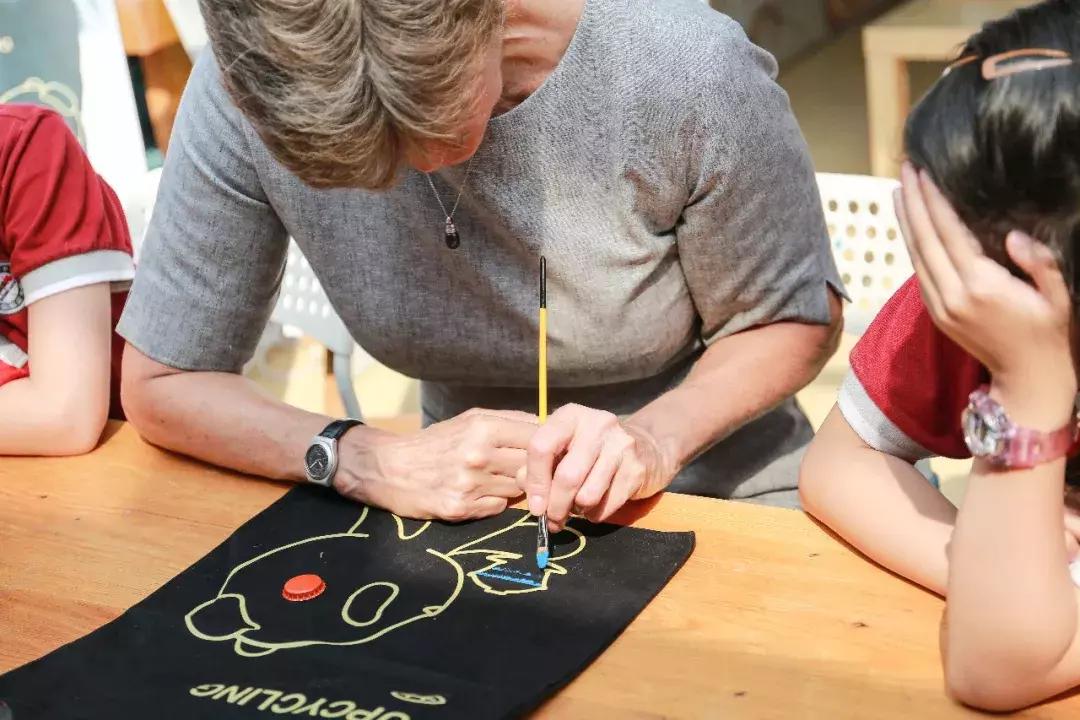 支持减塑，英国驻华大使和成都小学生一起DIY环保帆布袋