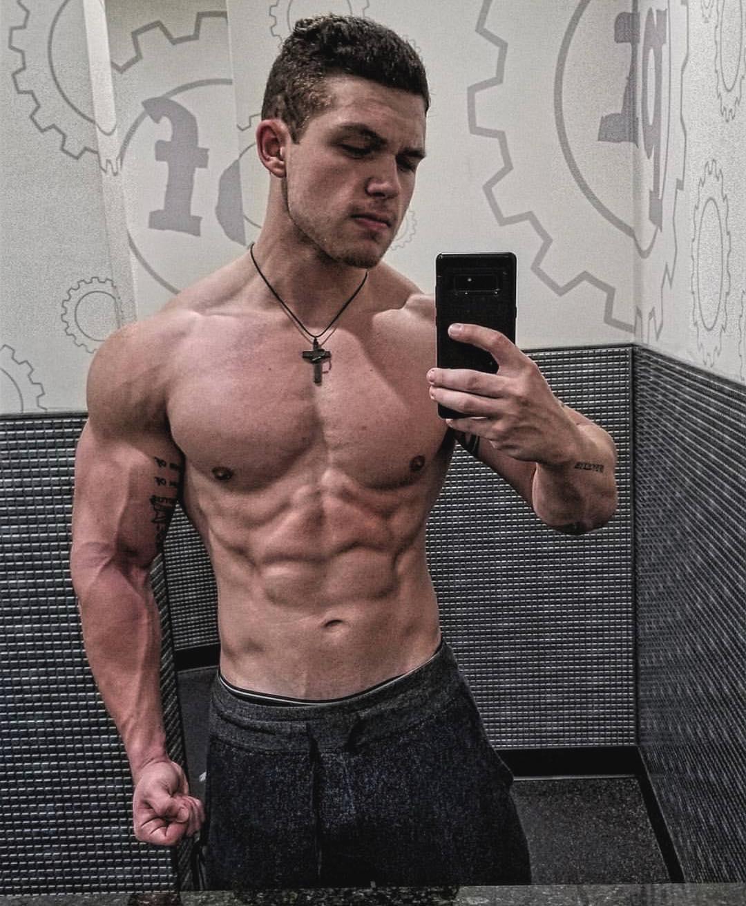 怎样锻炼胸肌最快最有效的方法,怎样锻炼胸部中缝