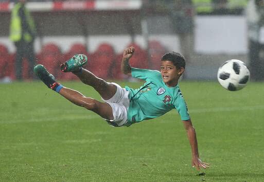 C罗大儿子前方高能天赋异禀！倒钩不在话下球迷：这小子有腹肌