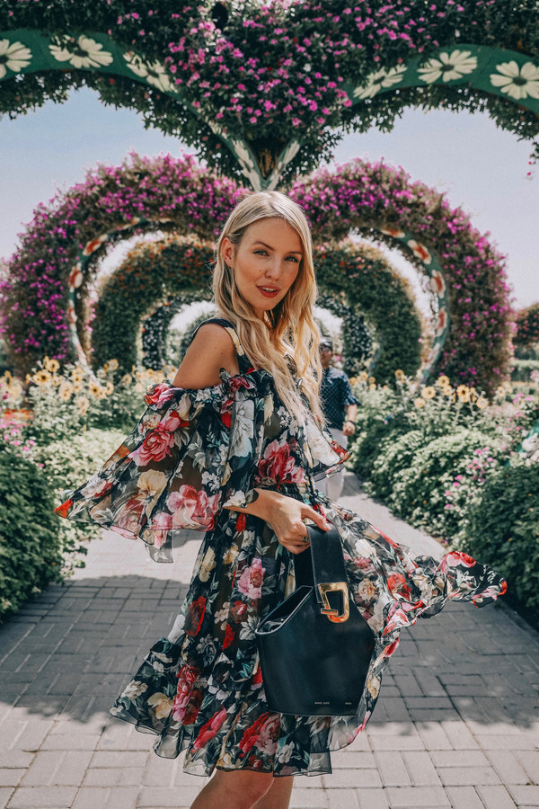 肩膀太窄怎么展背,怎样让肩膀显宽