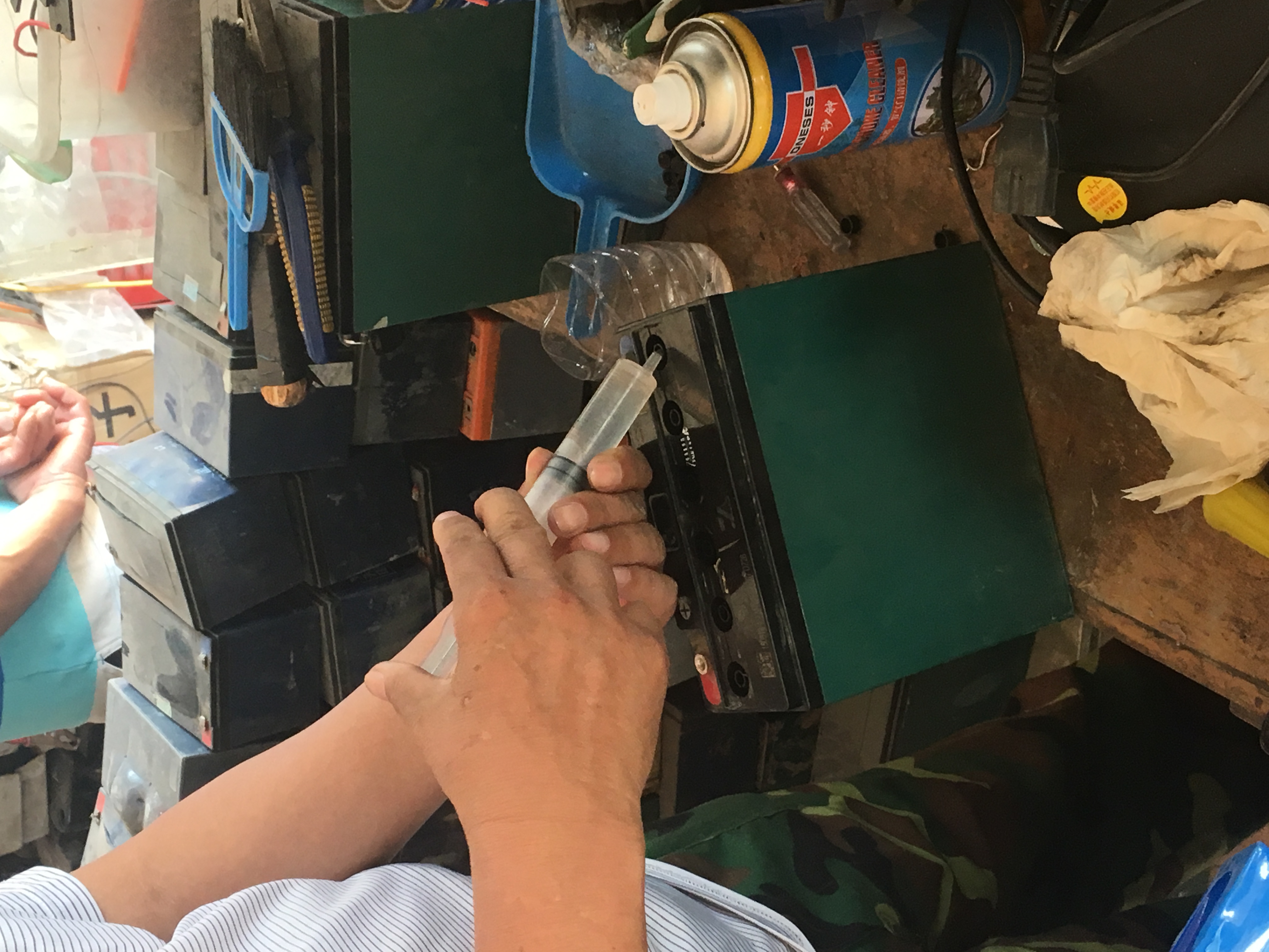 电池加水还是加修复液,电池加水修复