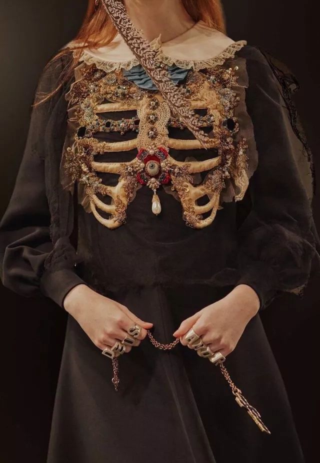 gucci墓地走秀音乐,gucci好莱坞时装秀