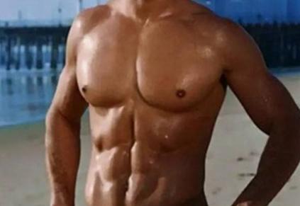 想要帅气有型且饱满的胸肌的方法,胸肌自然放松能显示好看的胸肌吗