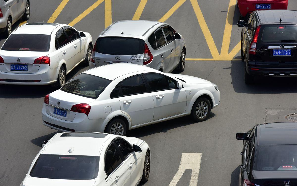 红绿灯路口堵车说明哪里出了问题,没有红绿灯为什么会堵车