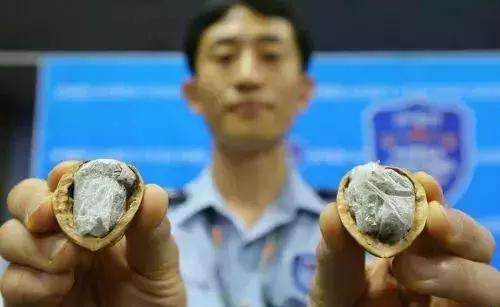 可笑又可怕，为了运毒，他们连小丁丁都不放过