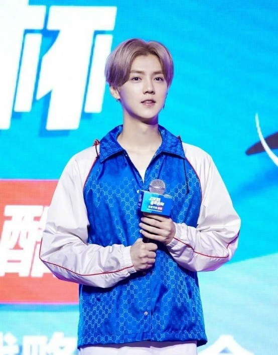 鹿晗西装革履解说世界杯,鹿晗踢世界杯球