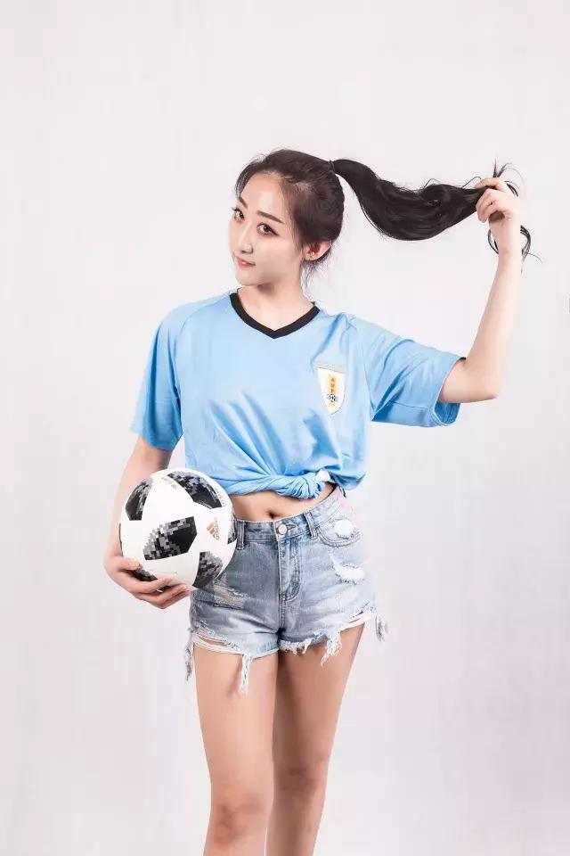 这些空姐都是正宗女球迷