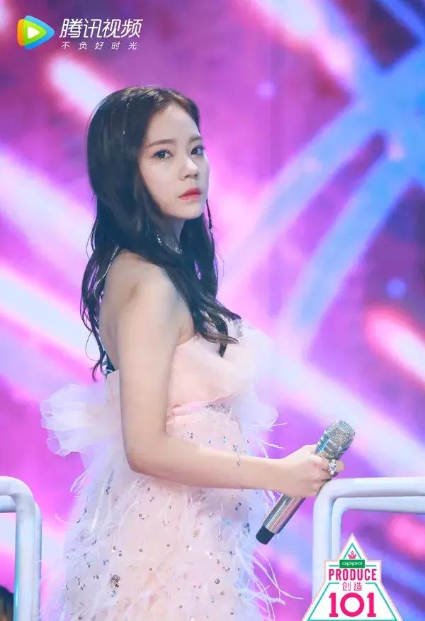 眼妆画的好,C位出道早,101女孩靠它被Pick
